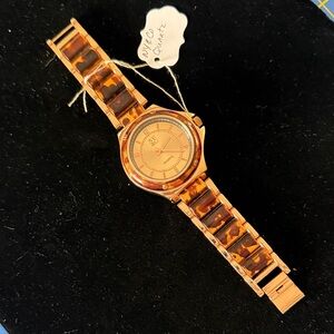 Elegant Brown and Gold Quartz Watch with tortuous shell band